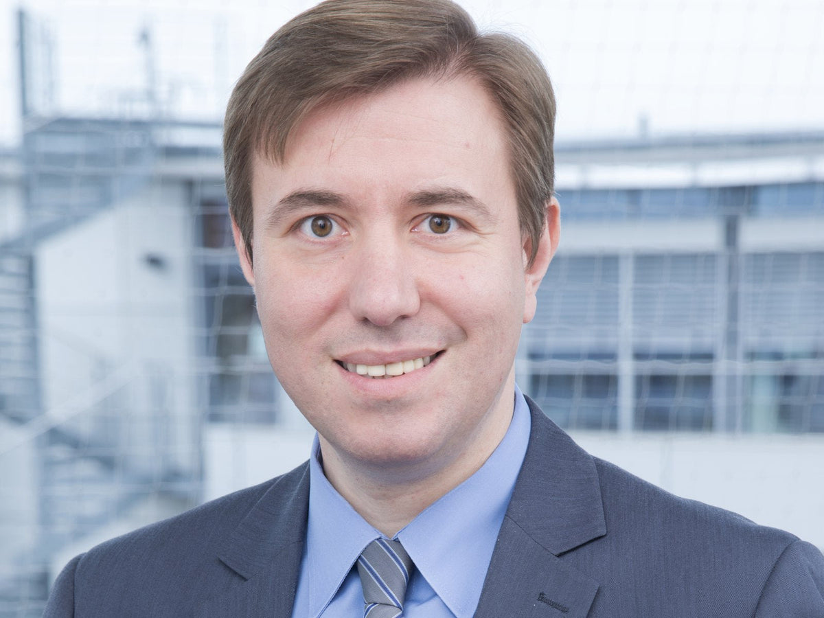 Dr. med. Galin Michailov, Gründer von Strenovia, im Anzug